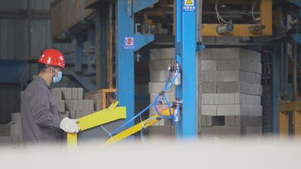 實干興普 奮勇爭先——建筑垃圾“點石成金”，首個固廢綜合利用項目落地思茅水泥磚設(shè)備